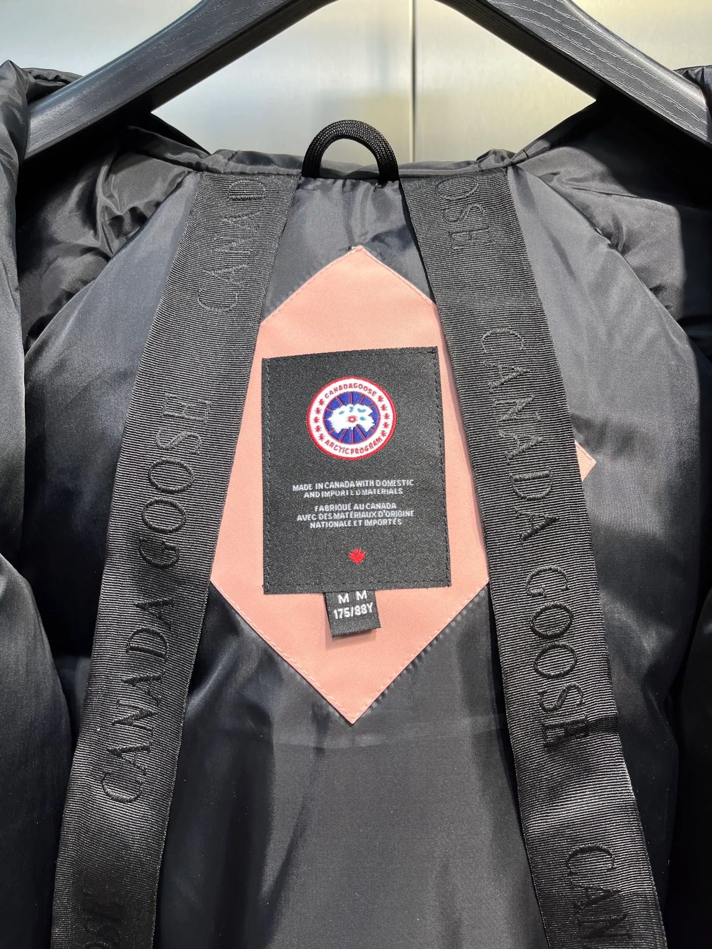 P780 high-end version (new version of Big Goose 01) Canada Goose Canada Goose #Chilliwack 7999M bomber jacket short down jacket/01 model #Men and Women Same Style# ➖ Genuine synchronous anti-counterfeiting chip sensor! ➖ Imported 21S polyester-cotton blended original fabric [last year’s 16S/18S hard fabrics have been completely eliminated, this year all use 21S genuine synchronous fabrics, the soft mid-strap feels delicate and textured], genuine synchronous Feather-Light 10D waterproof coating fabric, made of 84.5 polyester fiber and 15.5 cotton, 100% the best feel in the entire network! ➖ The genuine official website is synchronized with the national standard 80 white duck down, you can check the official website customer service, there will never be a series of misleading claims such as 90 down or goose down! ➖ Using the best nylon lining with double double-layer sealing design, velvet-proof No. 7 needle + grid-filled down ready-made garments, there is 100% no so-called velvet running! ➖ The cuffs are designed with thickened seamless threads, and the collar and pockets are lined with top-quality polar fleece to keep you warm and comfortable! ➖ Yoshida YKK provides original custom-made electroplated sliders. YKK two-way lockable zippers are tight and smooth and will not peel off paint! ➖ 3M composite guarantees that the Velcro is the same as the original, durable, and all accessories and hardware are custom-made! ➖ Imported BEHRINGER embroidery machine to customize the 10,000-needle embroidery logo, 98% of which can be reproduced to restore the original logo. You can check and compare on the official website! ➖ The fur collars are all made of large pieces of Western Canadian blue wolf hide, ensuring that each fur collar is 13-15cm wide!   Size:XS-XXL